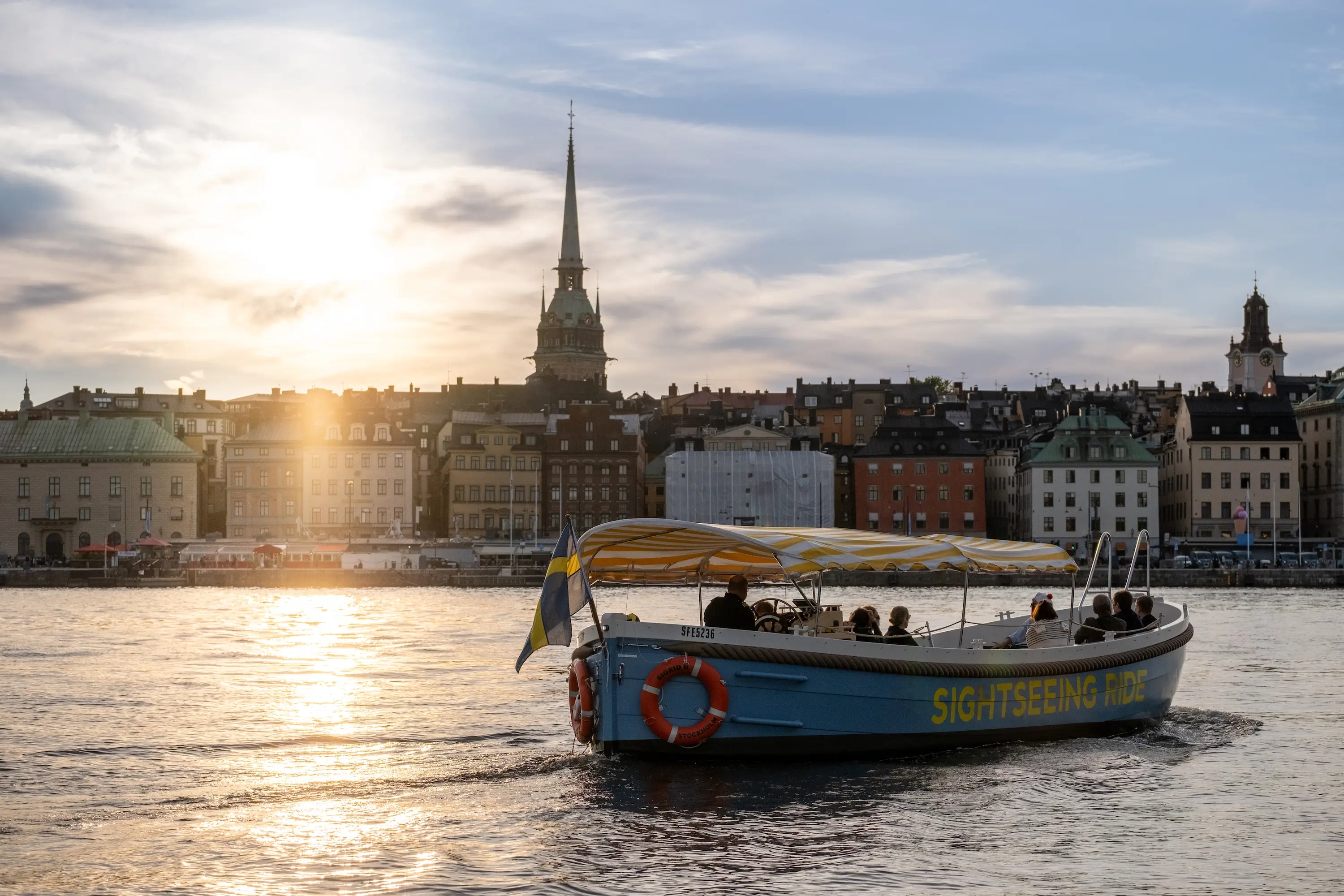 Sightseeing boat during sunset at Oldtown